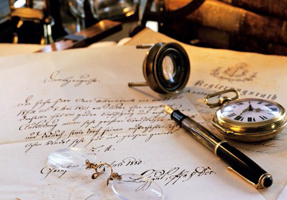 Antiker Schreibtisch mit Brief, Füllerfederhalter, Taschenuhr, Monokel & Lupe Bildnummer 00354103